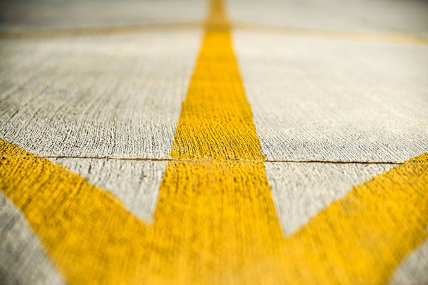 Κίτρινο κατεύθυνση λωρίδες closeup ενός διαδρόμου αεροδρομίου. - Φωτογραφία, εικόνα