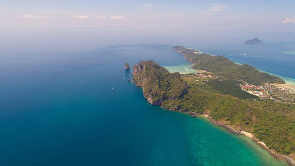 海と象徴的な熱帯ビーチ ピピ島の島、タイからの海岸線の空中ドローン写真 - 写真・画像