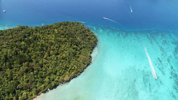 Hava dron fotoğraf ikonik tropikal turkuaz su Pileh Lagoon, Phi Phi Islands, Tayland - Fotoğraf, Görsel