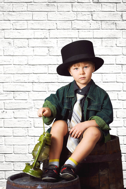Portret z chłopcem stylowe w stylu retro - Zdjęcie, obraz
