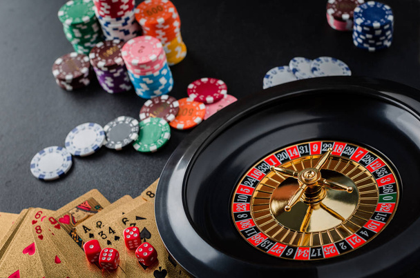 Τυχερών παιχνιδιών σε ένα καζίνο στο τραπέζι ρουλέτας. - Φωτογραφία, εικόνα