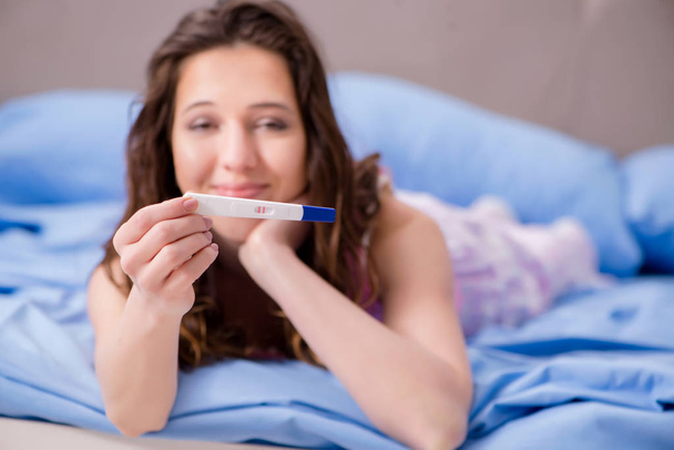 A pozitív terhességi tesztet felfedező nő - Fotó, kép