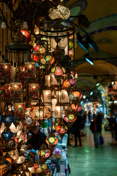 Turkse lampen voor verkoop in de grand bazaar - Foto, afbeelding