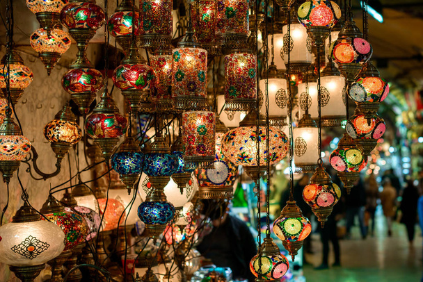 Turkin lamput myytävänä Grand Bazaar
 - Valokuva, kuva