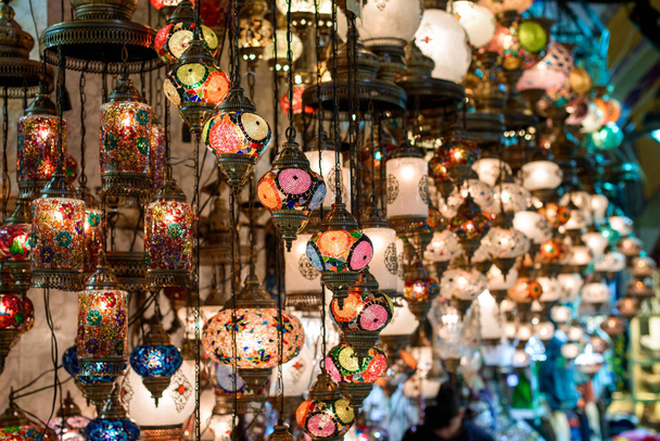 グランド バザールでの販売のためのトルコのランプ - 写真・画像