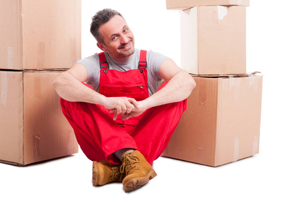 Mover muž sedí na podlaze obklopen boxy - Fotografie, Obrázek