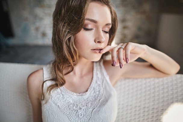 Young girl in white dress - Foto, afbeelding
