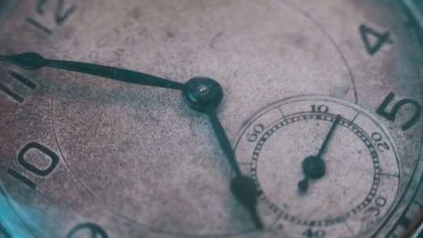 Макро старовинний кишеньковий годинник крупним планом
 - Кадри, відео
