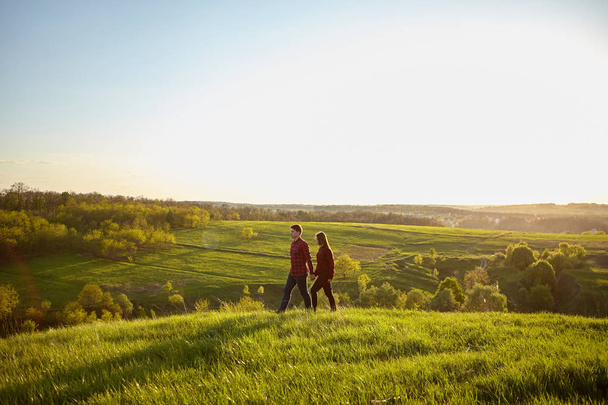 Young couple in countryside - Foto, Imagen