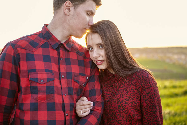 Young couple in countryside - Foto, afbeelding