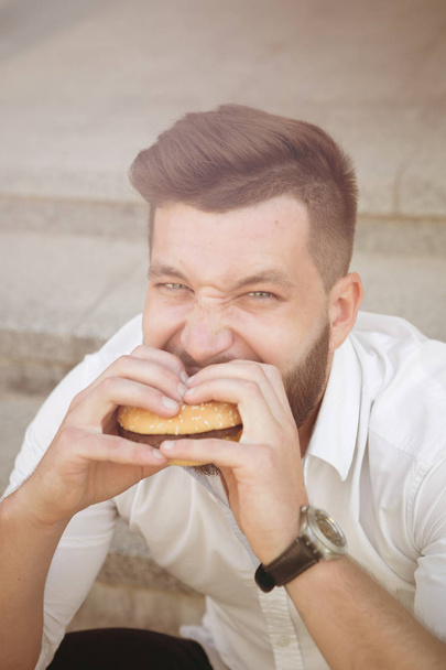 Man with hamburger - Zdjęcie, obraz