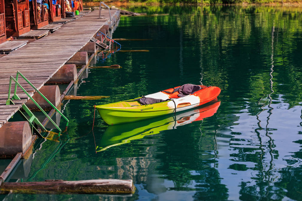 Colorido kayak para turistas
 - Foto, imagen