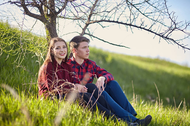 Young couple in countryside - Φωτογραφία, εικόνα