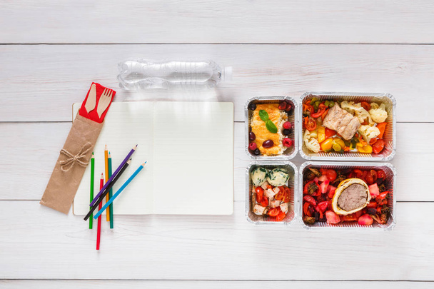 Υγιεινά τρόφιμα, μεσημεριανό γεύμα σε αλουμινόχαρτο πλαίσιο πίνακα μαθητών, διατροφή - Φωτογραφία, εικόνα