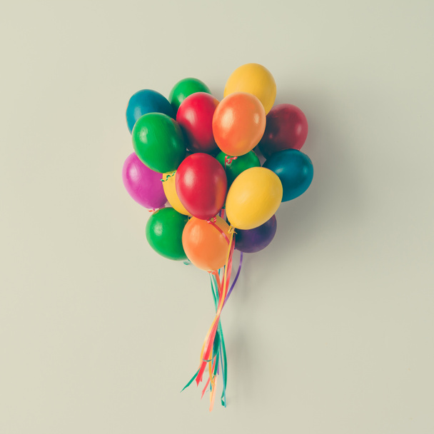 Πολύχρωμο μπουκέτο από μπαλόνια αυγό του Πάσχα  - Φωτογραφία, εικόνα