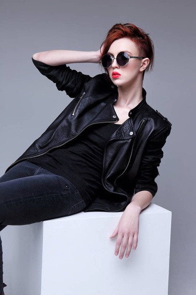 Redhead fashion model in sunglasses - Valokuva, kuva