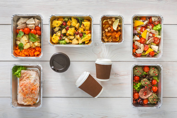 Alimentos saudáveis levam em caixas, vista superior em madeira
 - Foto, Imagem