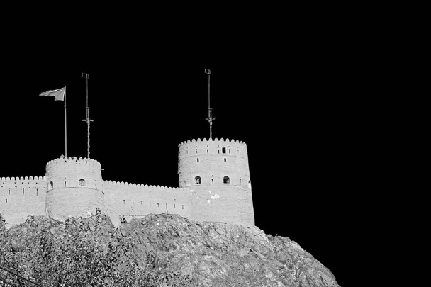 v Ománu muscat rock staré obranné pevnosti battlesment oblohu a - Fotografie, Obrázek