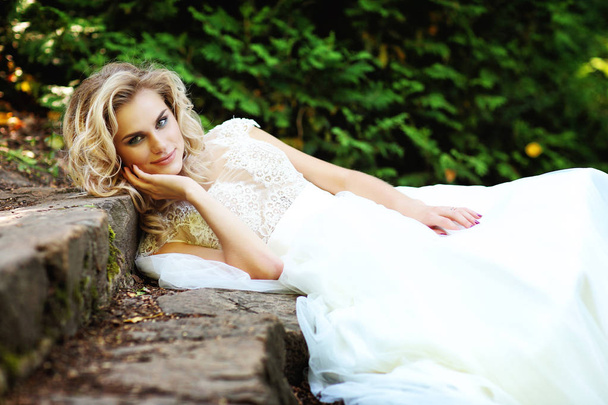 bride with curly blond hair  - Foto, Imagem