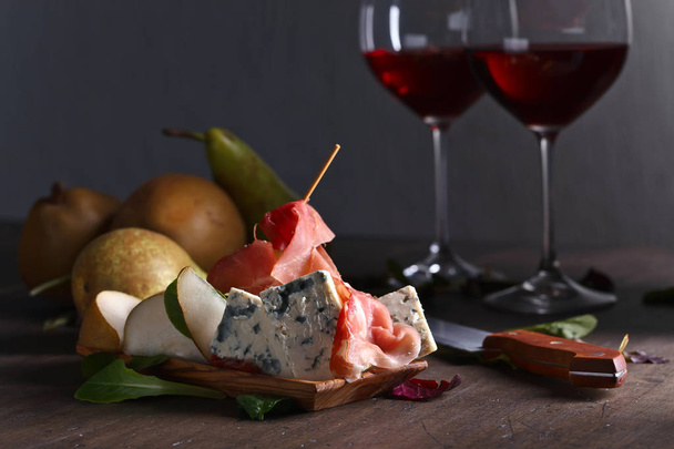 plísňový sýr s parmskou šunkou, hruška a červeným vínem - Fotografie, Obrázek