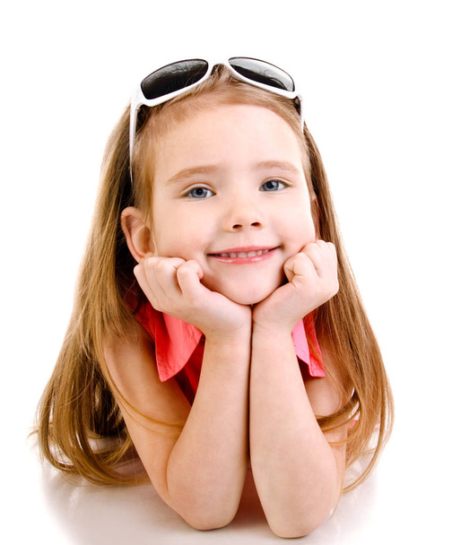 Porträt des lächelnden süßen kleinen Mädchens isoliert - Foto, Bild