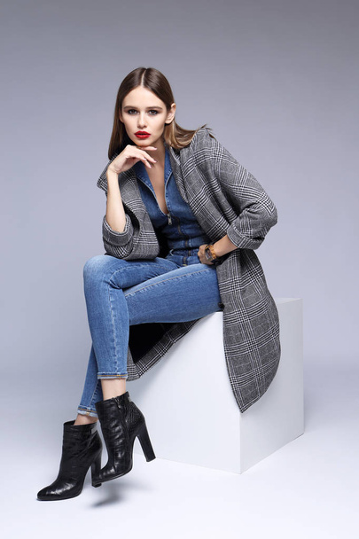 fashion woman in Grey coat - Foto, imagen