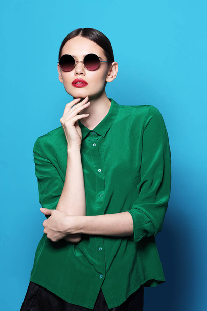 fashion woman in green shirt - Foto, afbeelding