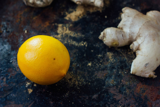 Limón y raíz de jengibre
 - Foto, imagen