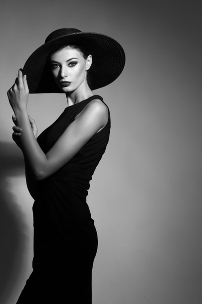 Mujer elegante en sombrero negro
 - Foto, Imagen