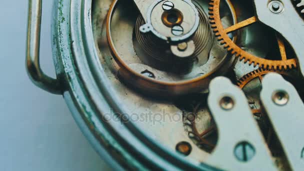 Παλιά vintage ρολόι μηχανισμός λειτουργεί, closeup, πυροβόλησε με απαλή εστίαση - Πλάνα, βίντεο