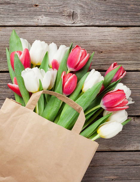 tulipánok a papír porzsák - Fotó, kép
