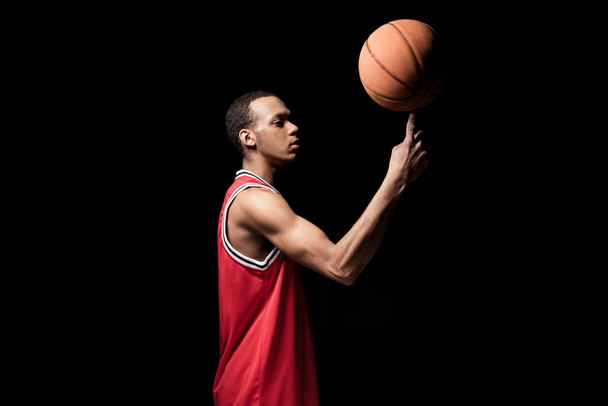 basketbalspeler met bal  - Foto, afbeelding