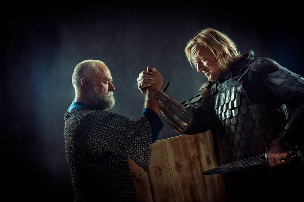 Cavaleiros medievais têm uma luta de braço duro
 - Foto, Imagem