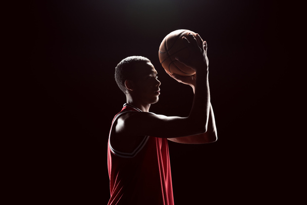 баскетболист с мячом  - Фото, изображение