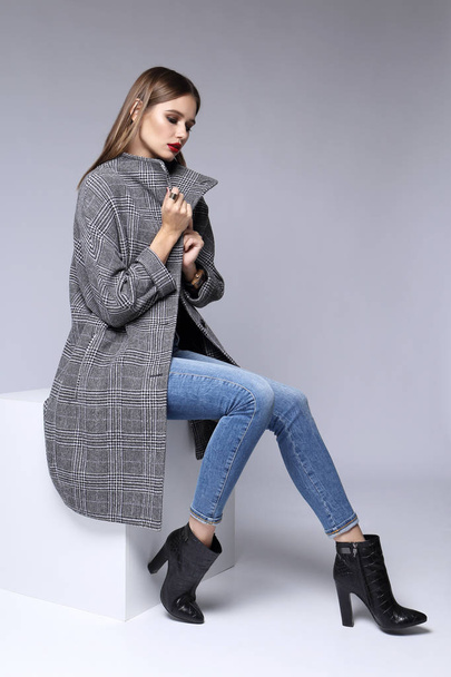 elegant woman in Grey coat - Zdjęcie, obraz