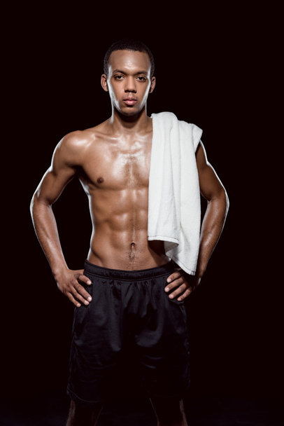 sportieve man met handdoek - Foto, afbeelding