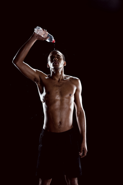 Спортивный человек с бутылкой воды
 - Фото, изображение