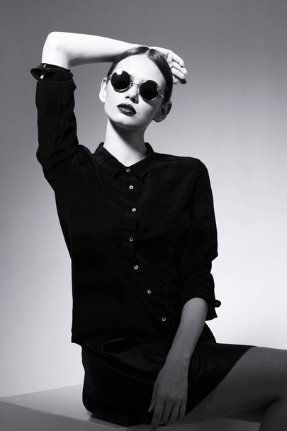 fashion model in sunglasses - Φωτογραφία, εικόνα