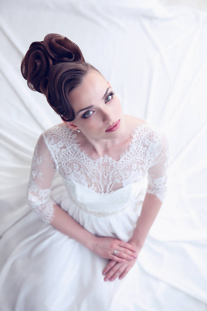 gorgeous bride in white dress - Foto, Imagen