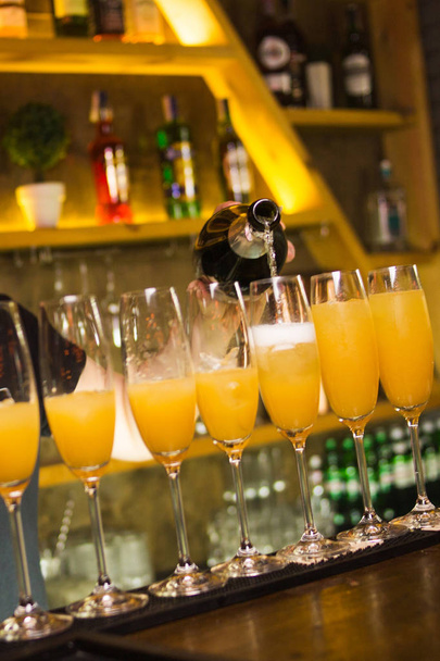 alkoholipitoiset keltaiset cocktailit
 - Valokuva, kuva