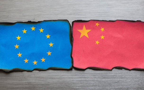 Flaga chińskiej i Europejskiej obok siebie na szczotkowanego metalowe podłoże - Zdjęcie, obraz