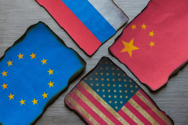 Bandiere cinesi, europee, russe e americane
  - Foto, immagini