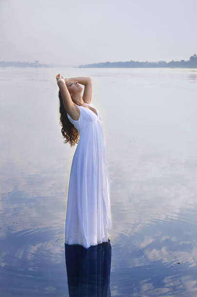 Chica en vestido blanco en el agua
 - Foto, Imagen