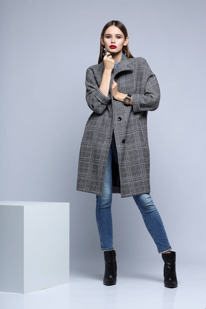 elegant woman in Grey coat - Foto, afbeelding