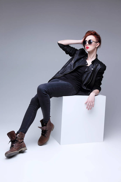 Redhead fashion model in sunglasses - Fotoğraf, Görsel