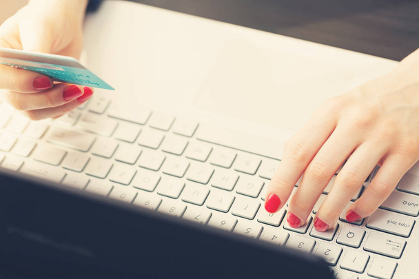 женщина делает онлайн оплату с помощью кредитной карты на ноутбуке
 - Фото, изображение