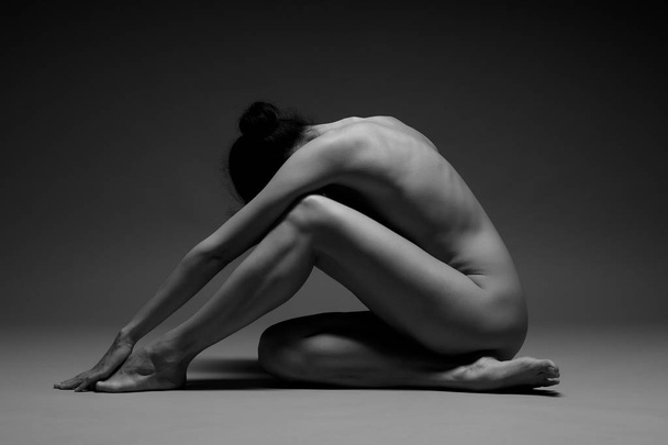 Красивая обнаженная женщина, практикующая йогу
 - Фото, изображение
