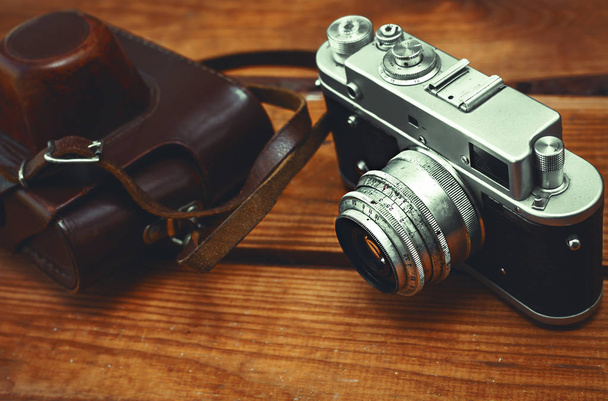 Câmera vintage em fundo de madeira
  - Foto, Imagem