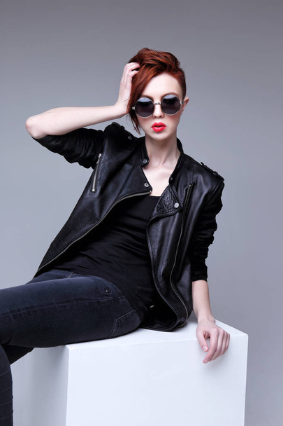 Redhead fashion model in sunglasses - Foto, Imagen