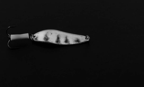Wystawa z pirackich kopii połowów przynęty metalową łyżką.  - Zdjęcie, obraz